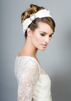 R1142 - Silk bow with diamonte buckle on Alice band.jpg